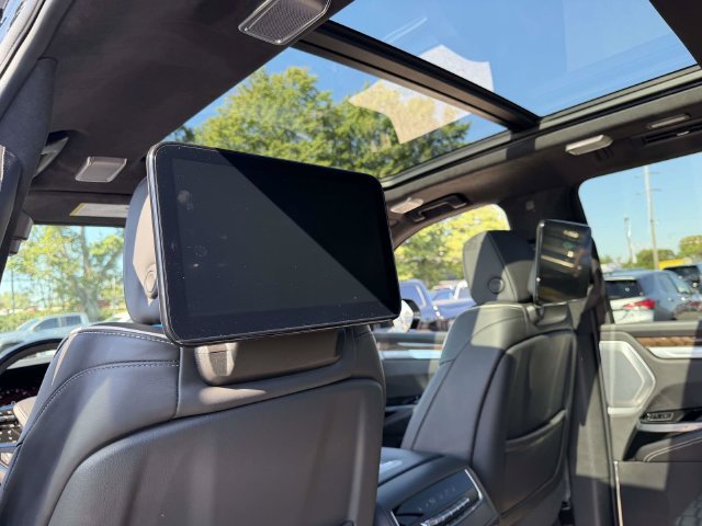 Certified 2025 Cadillac Escalade ESV Sport Platinum w/ LPO, ONYX Package AWD/4WD image 16