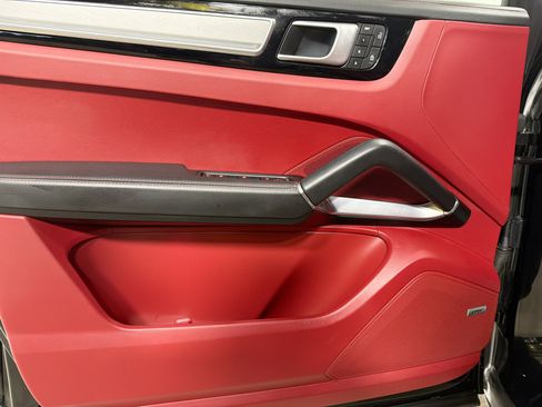 Certified 2023 Porsche Cayenne Turbo AWD/4WD image 23