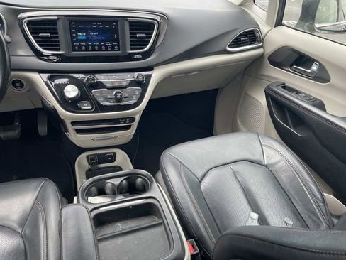 Used 2020 Chrysler Pacifica Touring-L FWD image 15