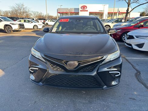 Used 2019 Toyota Camry SE image 2