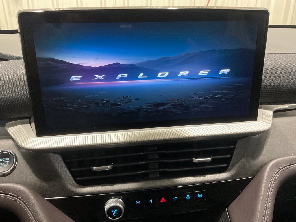 Used 2025 Ford Explorer Platinum AWD/4WD image 18