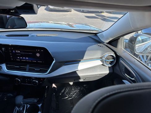 Used 2025 Chevrolet Trax LT image 33