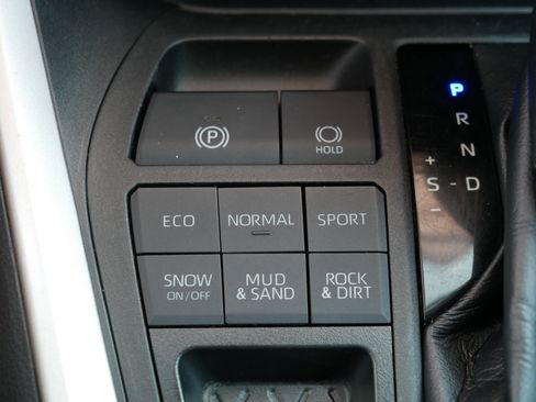 Used 2021 Toyota RAV4 LE AWD/4WD image 31