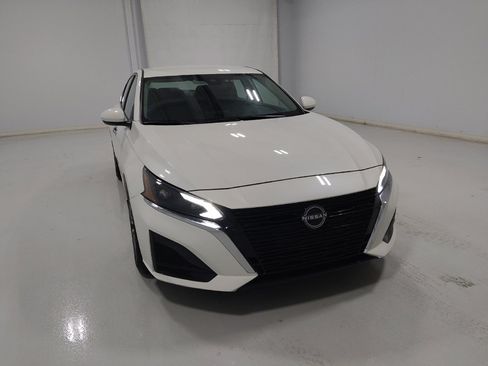 Used 2023 Nissan Altima 2.5 SV FWD image 14