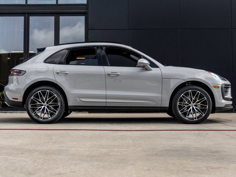 Certified 2025 Porsche Macan AWD/4WD image 12