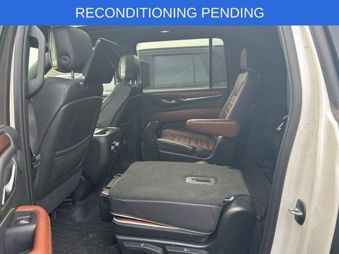 Used 2023 GMC Yukon XL Denali Ultimate image 9