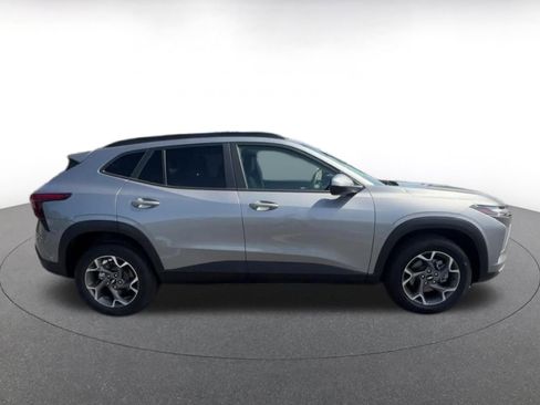 Used 2025 Chevrolet Trax LT FWD image 16