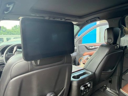 Used 2023 GMC Yukon XL Denali Ultimate AWD/4WD image 3