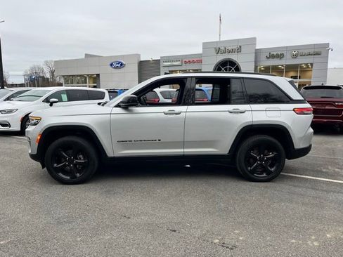 Used 2024 Jeep Grand Cherokee Altitude image 12