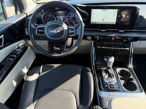 Used 2024 Kia Carnival EX FWD image 8