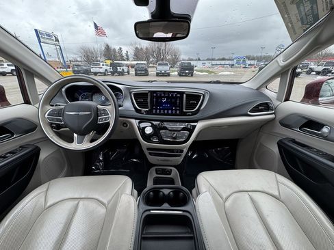 Used 2017 Chrysler Pacifica Platinum image 17