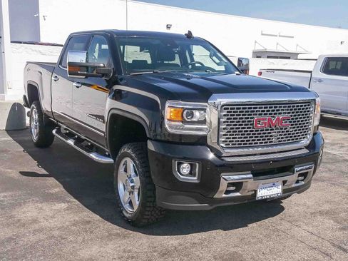 Used 2015 GMC Sierra 2500 Denali w/ Duramax Plus Package AWD/4WD image 3