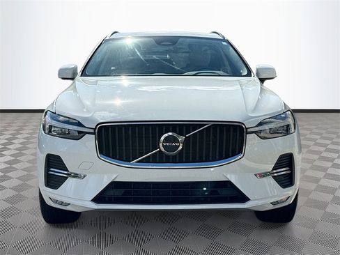 Used 2022 Volvo XC60 B5 Momentum image 2