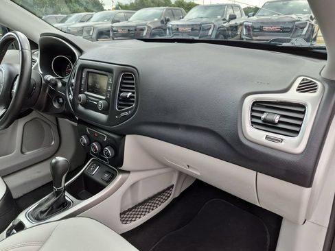 Used 2018 Jeep Compass Latitude FWD image 38
