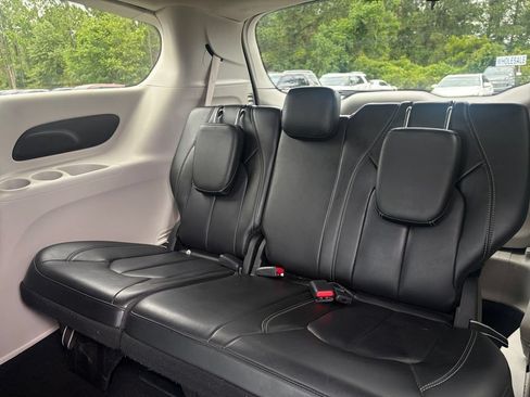 Used 2023 Chrysler Pacifica Touring-L FWD image 6