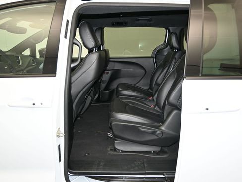 Used 2024 Chrysler Pacifica Select image 23