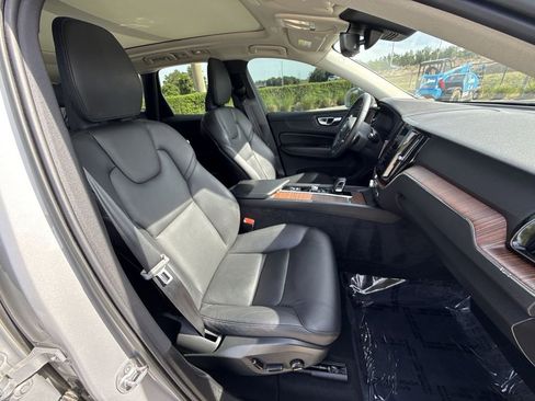 Used 2023 Volvo XC60 B5 Plus AWD/4WD image 16