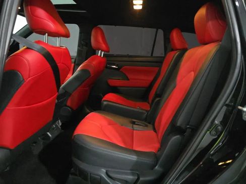 Used 2024 Toyota Highlander XSE image 11