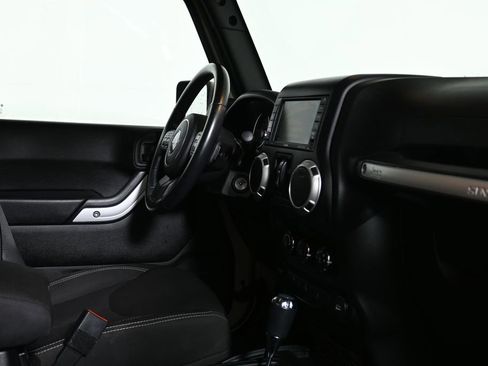 Used 2017 Jeep Wrangler Unlimited Sahara w/ Connectivity Group image 27