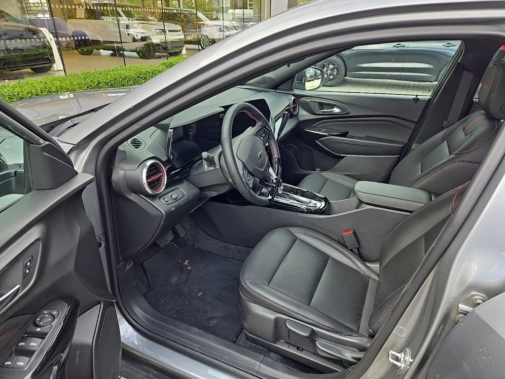 Used 2025 Chevrolet Trax RS w/ Sunroof Package FWD image 17