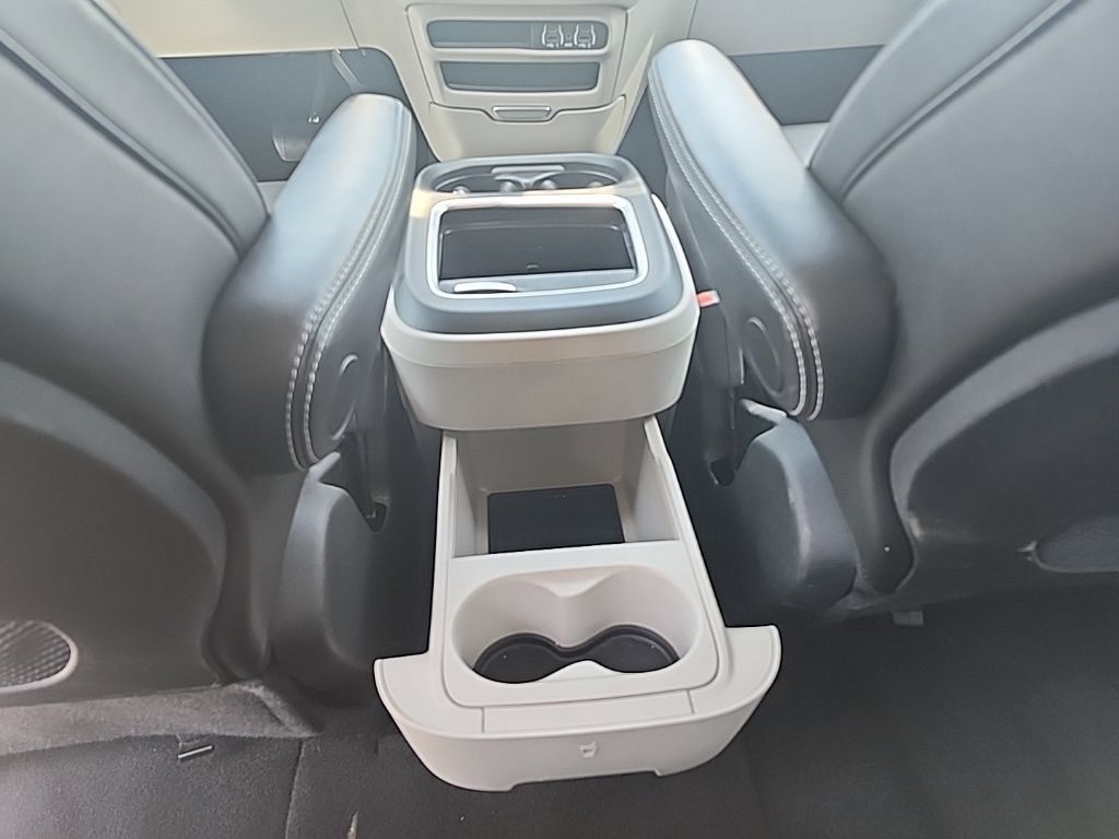 Used 2024 Chrysler Pacifica Limited FWD image 25