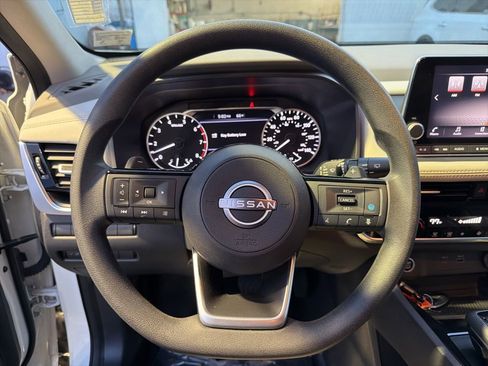 Used 2023 Nissan Rogue SV image 18