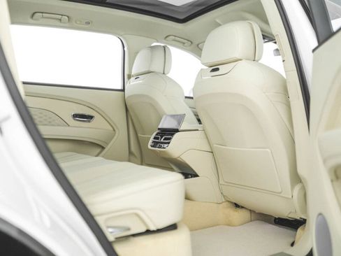 Used 2025 Bentley Bentayga Extended Wheelbase image 32