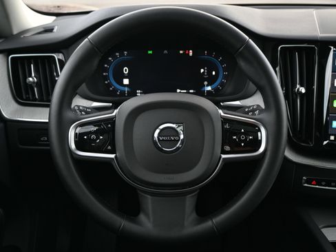Used 2025 Volvo XC60 B5 Plus image 19