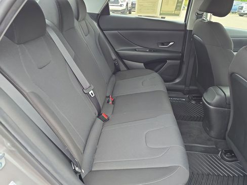 Used 2023 Hyundai Elantra SE w/ Winter Weather Package image 27