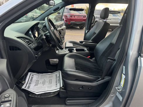 Used 2016 Dodge Grand Caravan SXT image 17