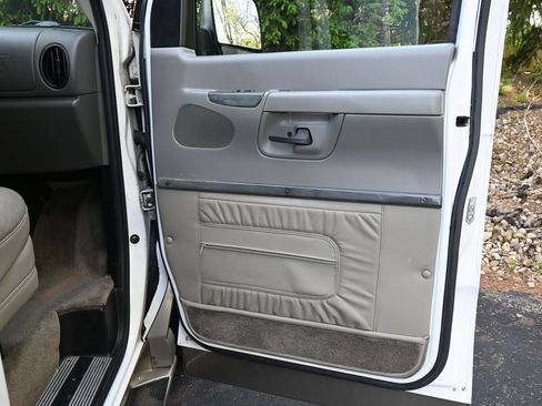 Used 2006 Ford E-150 and Econoline 150 RWD image 18