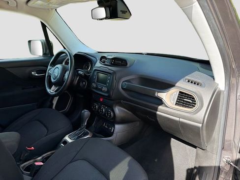Used 2017 Jeep Renegade Latitude w/ Popular Equipment Group FWD image 13