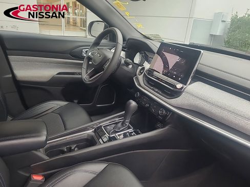 Used 2024 Jeep Compass Latitude image 43