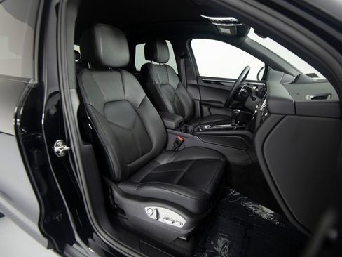 Certified 2026 Porsche Macan AWD/4WD image 33