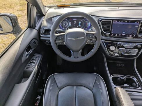 Used 2025 Chrysler Pacifica Limited FWD image 26