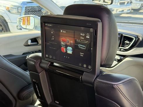 Used 2018 Chrysler Pacifica Limited FWD image 35