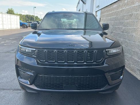Used 2025 Jeep Grand Cherokee Altitude AWD/4WD image 40