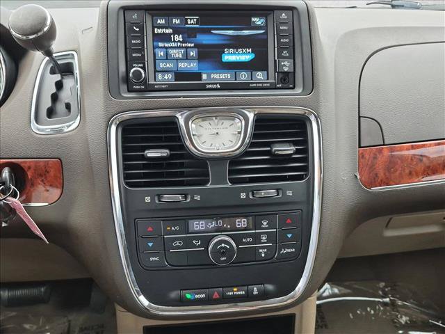 Used 2015 Chrysler Town & Country Touring FWD image 15