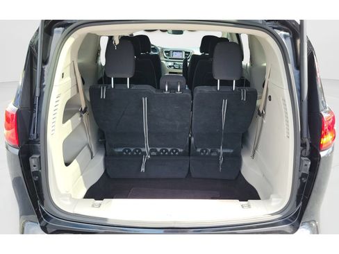 Used 2023 Chrysler Voyager LX FWD image 9