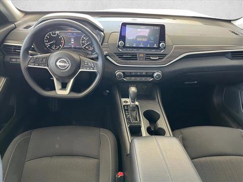 Used 2025 Nissan Altima 2.5 SV FWD image 11