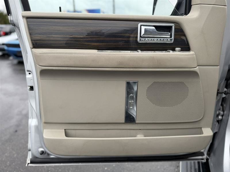 Used 2010 Lincoln Navigator 4WD image 8
