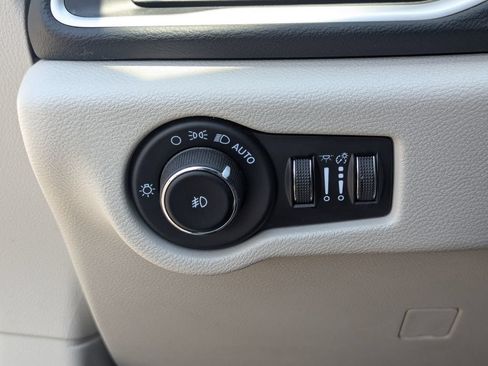 Used 2023 Chrysler Pacifica Touring-L FWD image 23