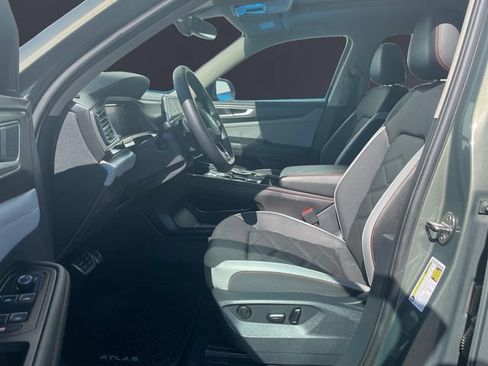 Used 2024 Volkswagen Atlas Peak Edition SE AWD/4WD image 9