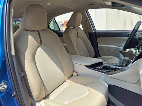 Used 2019 Toyota Camry LE FWD image 30