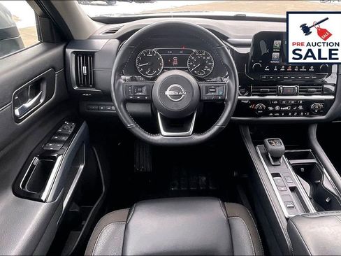 Used 2025 Nissan Pathfinder SL image 5