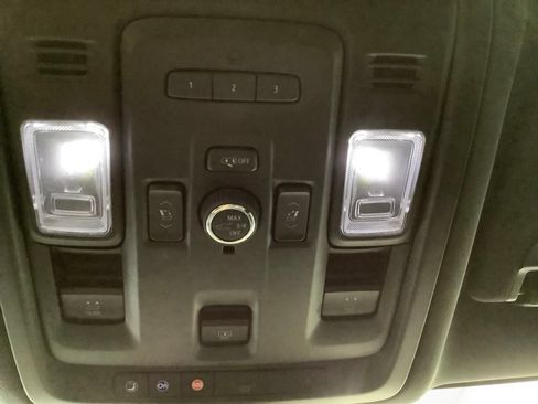 Used 2021 Chevrolet Tahoe Z71 w/ Z71 Signature Package AWD/4WD image 23