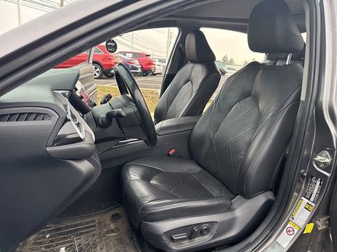 Used 2018 Toyota Camry XLE image 10