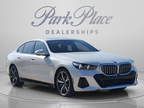 Used 2026 BMW 540i xDrive w/ M Sport Package AWD/4WD image 4