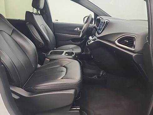 Used 2025 Chrysler Pacifica Select image 14