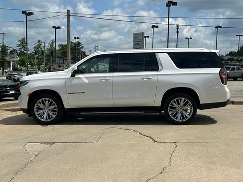 Used 2022 Chevrolet Suburban LT AWD/4WD image 9